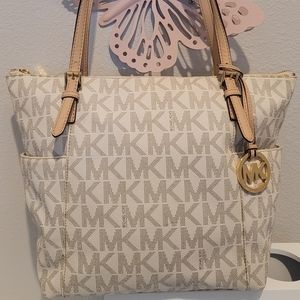 Micheal Kors Jet Set signature tote